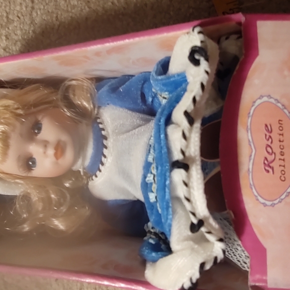 Vintage Rose Collection porcelain doll limited edition still in box - Picture 7 of 10